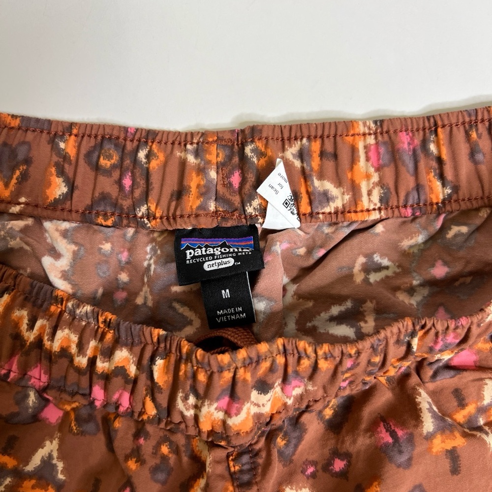 Patagonia Women’s Barely Baggies Shorts 2.5” Size M Medium Orange Red Pattern - Picture 5 of 8